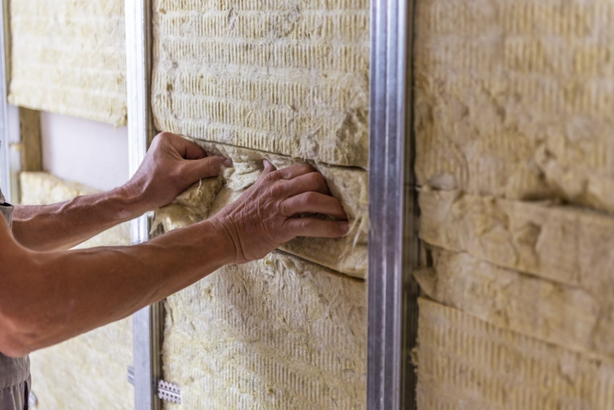 Pose d'un matériaux isolant par mur intérieur