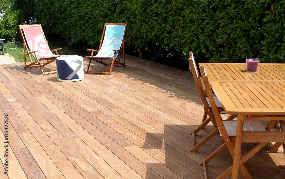 Terrasse en bois aménagée pour le printemps. Terasse en bois aménagée.